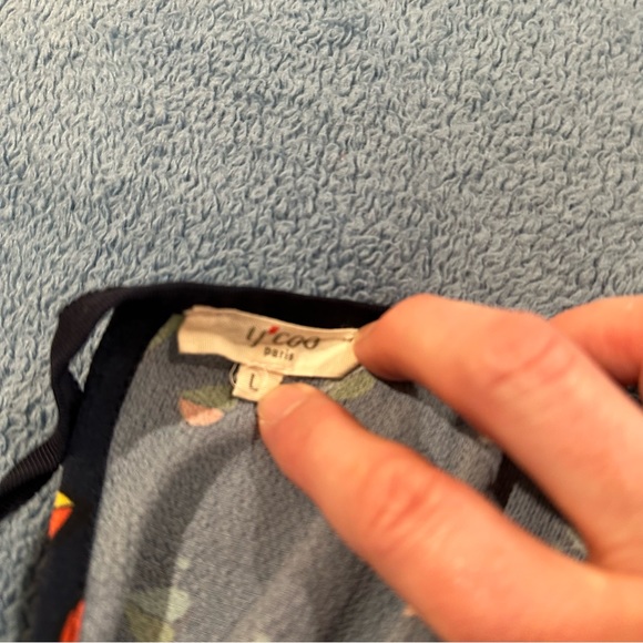 🌷3 for $15 Navy tie back popover blouse with a modern leaf print size L - Picture 6 of 8